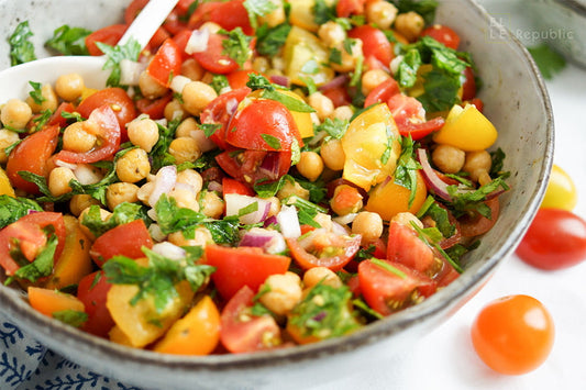 Kichererbsensalat mit Melone, Paprika, Ananas & Tomate