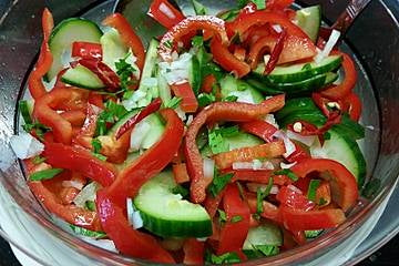 Paprikasalat mit Gurke
